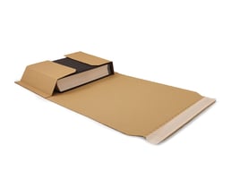 Wikkelverpakking A5+ 245x165x70 mm. met zelfklevende sluitstrip en scheurstrip voor het snel en eenvoudig openen