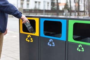 Gekleurde afvalbakken om afval te kunnen scheiden