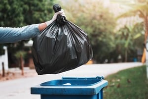Zwarte vuilniszak wordt in de kliko gedaan