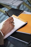 Schrijfblok Rhodia A4 lijn met kantlijn 80 vel 80gr oranje