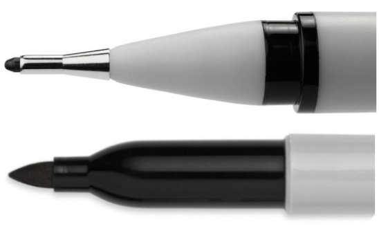 Punt van een fineliner met metalen huls en de punt van een viltstift zonder metalen huls