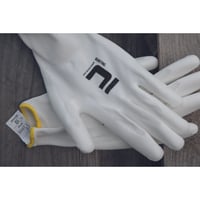 Gebreide naadloze nylon handschoenen met dunne PU laag in de handpalm en op de vingers en elastische manchet.
