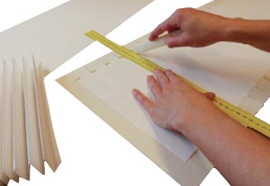 Stap 2 Vellen zuurvrij papier worden op een mal met vouwbeen 'gerild'
