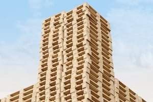 Opgestapelde houten pallets