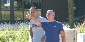 Medewerker John Duim samen met collega